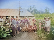 Para pekerja kontrak atau kuli di perkebunan tembakau.(foto: Tropenmuseum/colorized: Sulindo)