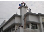 Reka ulang perobekan bendera Belanda di pucuk tiang menara Hotel Majapahit. (Surabaya.go.id)