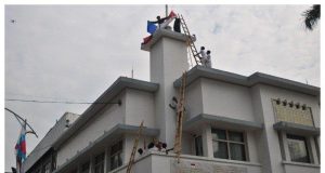 Reka ulang perobekan bendera Belanda di pucuk tiang menara Hotel Majapahit. (Surabaya.go.id)