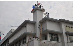 Reka ulang perobekan bendera Belanda di pucuk tiang menara Hotel Majapahit. (Surabaya.go.id)