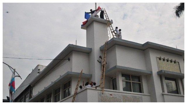 Reka ulang perobekan bendera Belanda di pucuk tiang menara Hotel Majapahit. (Surabaya.go.id)