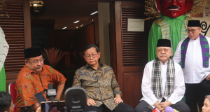 Pramono Anung dan Rano Karno saat bersilaturahmi ke Mantan Gubernur DKI, Fauzi Bowo atau akrab dipanggil Foke, di Museum MH Thamrin Jakarta Pusat. (Foto: Sulindo/Iqyanut Taufik)