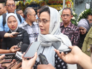 Sri Mulyani saat melawat kerumah duka Almarhum Faisal Basri. (Foto: Sulindo/Iqyanut Taufik)