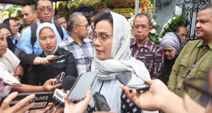 Sri Mulyani saat melawat kerumah duka Almarhum Faisal Basri. (Foto: Sulindo/Iqyanut Taufik)