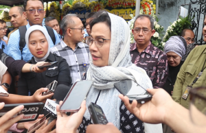 Sri Mulyani saat melawat kerumah duka Almarhum Faisal Basri. (Foto: Sulindo/Iqyanut Taufik)