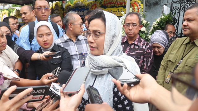 Sri Mulyani saat melawat kerumah duka Almarhum Faisal Basri. (Foto: Sulindo/Iqyanut Taufik)