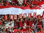 Suporter Indonesia memberi dukungan saat Timnas Indonesia bermain di Piala Asia U-23 2024 di Abdullah bin Khalifa Stadium, Doha, Qatar, Foto: AFP/Karim Jaafar