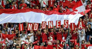 Suporter Indonesia memberi dukungan saat Timnas Indonesia bermain di Piala Asia U-23 2024 di Abdullah bin Khalifa Stadium, Doha, Qatar, Foto: AFP/Karim Jaafar