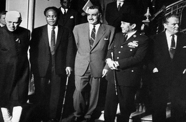 Para pimpinan negara penggagas Gerakan Non-Blok dalam Konferensi Belgrade (1961), dari kiri ke kanan: PM India Jawaharlal Nehru, PM sekaligus Preiden Ghana Kwame Nkrumah, Presiden Mesir Gamal Abdel Nasser, Presiden Indonesia Soekarno, dan Presiden Yugoslavia Josip Broz Tito.(Dok. Non-Aligned Movement)