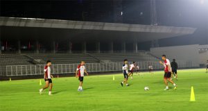 Timnas Indonesia sedang melakukan latihan di Stadion Madya komplek Gelora Bung Karno Senayan. (foto: Sulindo/Iqyanut Taufik)