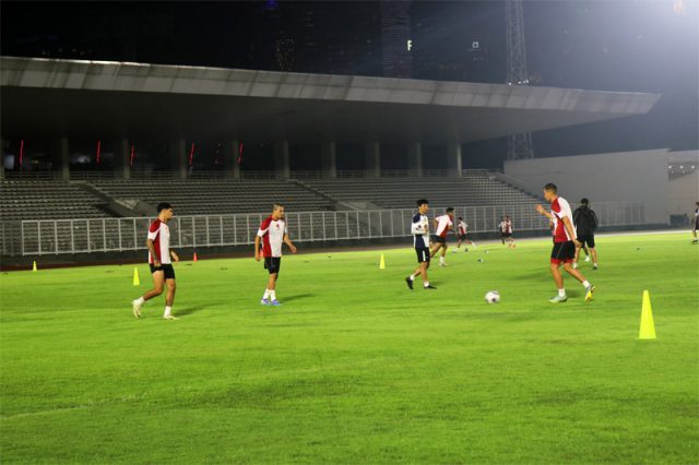 Timnas Indonesia sedang melakukan latihan di Stadion Madya komplek Gelora Bung Karno Senayan. (foto: Sulindo/Iqyanut Taufik)