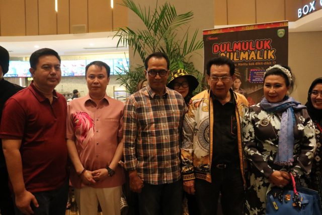 Menteri Perhubungan, Budi Karya Sumadi (tengah) saat ditemui wartawan setelah mengikuti acara nobar film Dul Muluk Dul Malik di bioskop XXI Epicentrum Kuningan, Jakarta Selatan. (foto: Sulindo/Iqyanut Taufik)