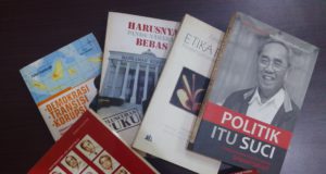 Buku tentang Politik. (foto: Sulindo/Iqyanut Taufik)