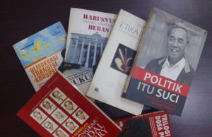 Buku tentang Politik. (foto: Sulindo/Iqyanut Taufik)