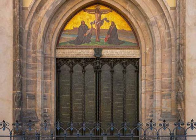 Gereja Semua Orang Kudus di Wittenberg menjadi terkenal setelah Martin Luther memakukan kertas berisi 95 Dalilnya ke pintunya. (Sumber: Lutherstadt Wittenberg)