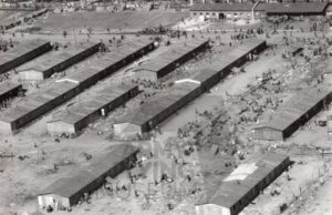 Foto udara yang memperlihatkan kamp konsentrasi Bergen-Belsen, diambil oleh Kapten A. Lyell dari Skuadron 658 pada tanggal 20 April 1945. (Sumber: Army Flying Museum)