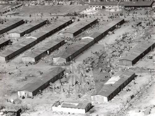 Foto udara yang memperlihatkan kamp konsentrasi Bergen-Belsen, diambil oleh Kapten A. Lyell dari Skuadron 658 pada tanggal 20 April 1945. (Sumber: Army Flying Museum)