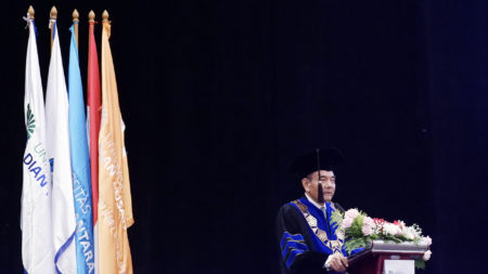 Prof. DR. H. Suharyadi, Rektor Universitas Dian Nusantara