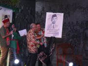 Peluncuran secara Simbolis Buku M. Rochjani Soe’oed: Dari Betawi untuk Indonesia oleh Keluarga Rochjani Soe’oed. (foto: Sulindo/Iqyanut Taufik)