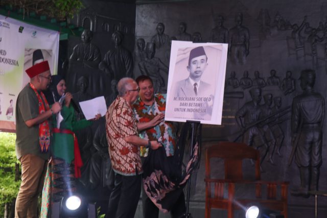 Peluncuran secara Simbolis Buku M. Rochjani Soe’oed: Dari Betawi untuk Indonesia oleh Keluarga Rochjani Soe’oed. (foto: Sulindo/Iqyanut Taufik)