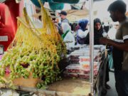 Salah satu penjual kurma di sekitaran Jabal Rahmah, Mekkah. (foto: Sulindo/Iqyanut Taufik)