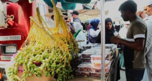 Salah satu penjual kurma di sekitaran Jabal Rahmah, Mekkah. (foto: Sulindo/Iqyanut Taufik)