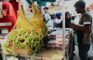 Salah satu penjual kurma di sekitaran Jabal Rahmah, Mekkah. (foto: Sulindo/Iqyanut Taufik)