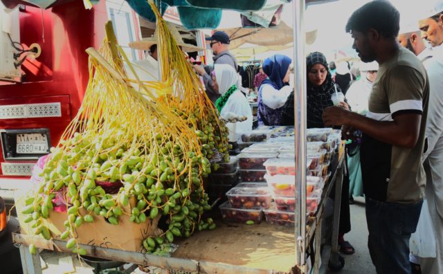 Salah satu penjual kurma di sekitaran Jabal Rahmah, Mekkah. (foto: Sulindo/Iqyanut Taufik)