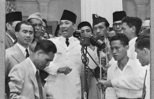 Soekarno dalam Sidang Umum MPRS ke-II bulan Mei 1963.(Wikisource/Fotograaf Onbekend)