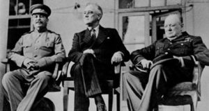 Joseph Stalin (kiri), Franklin D. Roosevelt (tengah) dan Winston Churchill (kanan) terlibat dalam penyusunan dan penandatanganan Piagam PBB. (Sumber: un.org)