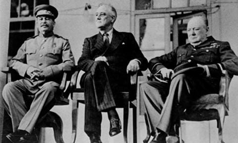 Joseph Stalin (kiri), Franklin D. Roosevelt (tengah) dan Winston Churchill (kanan) terlibat dalam penyusunan dan penandatanganan Piagam PBB. (Sumber: un.org)