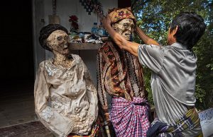 Tradisi Mengganti Baju Leluhur di Tana Toraja. (foto: wikipedia)