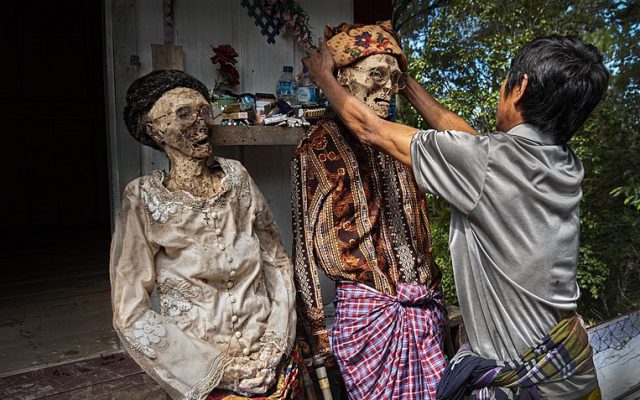 Tradisi Mengganti Baju Leluhur di Tana Toraja. (foto: wikipedia)