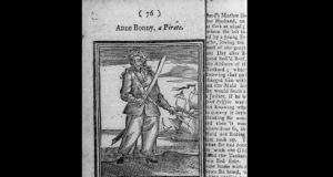 Anne Bonny dengan kapak dan parang terhunus. Dia merupakan salah satu bajak laut terkenal di abad ke-18. (Sumber: Library of Congress Blogs)