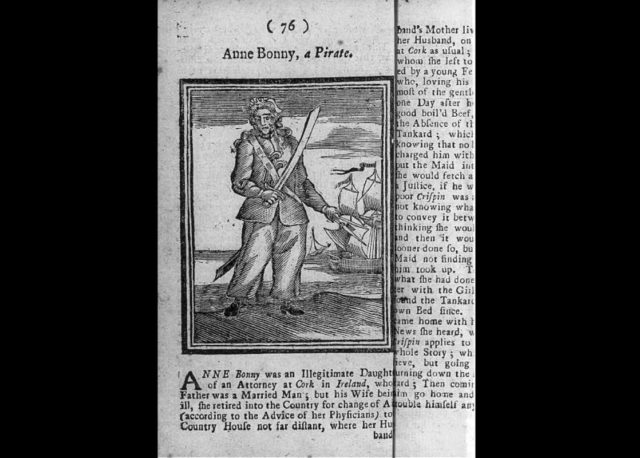 Anne Bonny dengan kapak dan parang terhunus. Dia merupakan salah satu bajak laut terkenal di abad ke-18. (Sumber: Library of Congress Blogs)