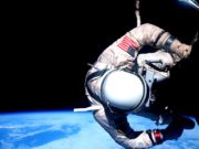 Astronot Edwin "Buzz" Aldrin sedang membetulkan sebuah kotak yang menempel pada Wahana Target Gemini Agena. (Sumber: nasa.gov)