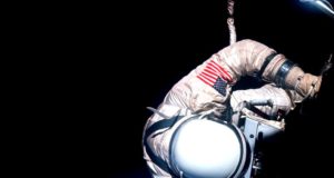 Astronot Edwin "Buzz" Aldrin sedang membetulkan sebuah kotak yang menempel pada Wahana Target Gemini Agena. (Sumber: nasa.gov)