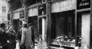 Sekitar 7.500 tempat usaha milik orang Yahudi di Jerman hancur atau terbakar selama Kristallnacht berlangsung. (Sumber: history.com)