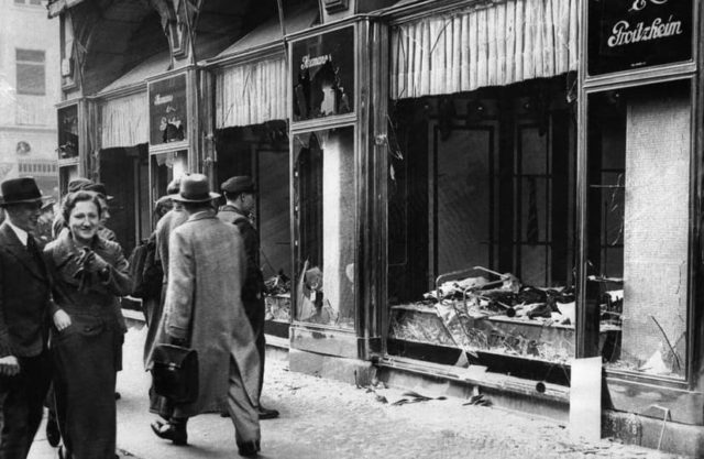 Sekitar 7.500 tempat usaha milik orang Yahudi di Jerman hancur atau terbakar selama Kristallnacht berlangsung. (Sumber: history.com)