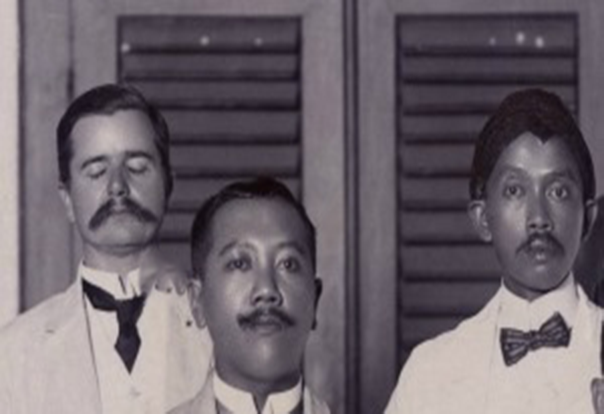 Labberton (memejamkan mata) bersama Tjipto Mangoenkoesoemo (kanan gambar), dan Satrowijono (bawah) saat pertemuan Comité voor Javaanse Cultuurontwikkeling di Surakarta tahun 1918. (KITLV)