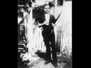 Lee Harvey Oswald, pelaku penembakan John F. Kennedy, memegang koran Rusia dan senapan yang dia beli melalui pos. Oswald pernah pergi ke Uni Soviet dan bertemu dengan agen KGB. (Sumber: Britannica)