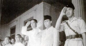 Mononutu (ketiga dari kanan) bersama Hatta dan Hamengkubuwono IX (Wikipedia)