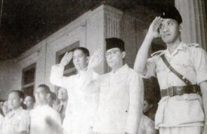 Mononutu (ketiga dari kanan) bersama Hatta dan Hamengkubuwono IX (Wikipedia)