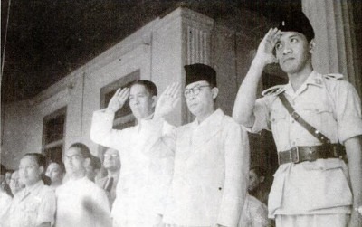 Mononutu (ketiga dari kanan) bersama Hatta dan Hamengkubuwono IX (Wikipedia)