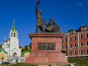 Monumen Minin dan Pozharsky di Nizhny Novgorod (Wikipedia)