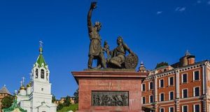 Monumen Minin dan Pozharsky di Nizhny Novgorod (Wikipedia)