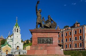 Monumen Minin dan Pozharsky di Nizhny Novgorod (Wikipedia)