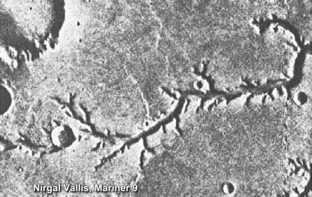 Nirgal Vallis, sebuah lembah di Mars yang kemungkinkan besar tercipta karena erosi oleh air mengalir. Foto ini diambil oleh Mariner 9. (Sumber: Marspedia)