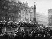 Pasukan pendukung Hitler tiba di Munich pada 9 November 1923 dan bersiap untuk pawai ke Feldherrnhalle di Ludwigstrasse. (Sumber: Holocaust Encyclopedia)