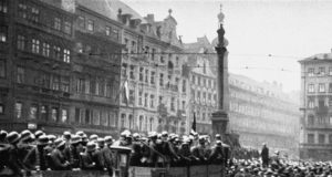 Pasukan pendukung Hitler tiba di Munich pada 9 November 1923 dan bersiap untuk pawai ke Feldherrnhalle di Ludwigstrasse. (Sumber: Holocaust Encyclopedia)